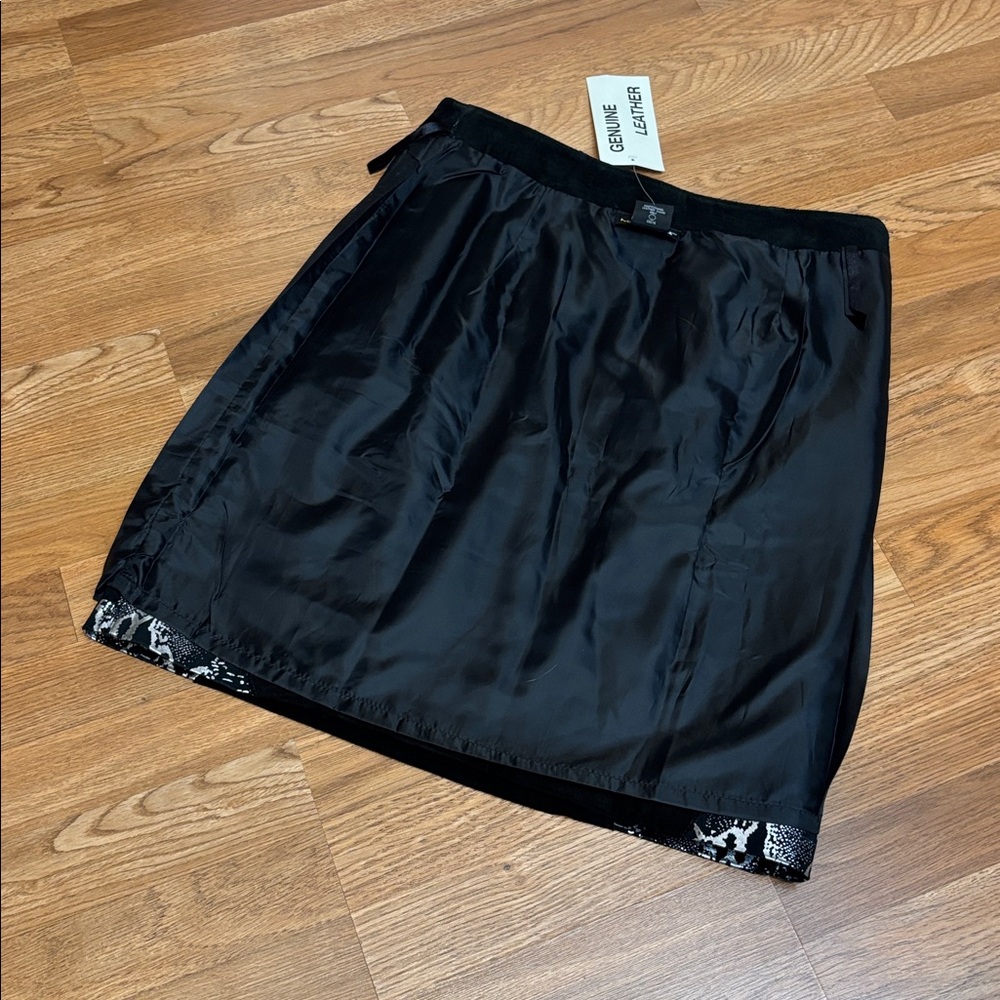 Vintage Y2K Metro Style black leather and silver snakeskin design skirt. Size 16 - Picture 17 of 17
